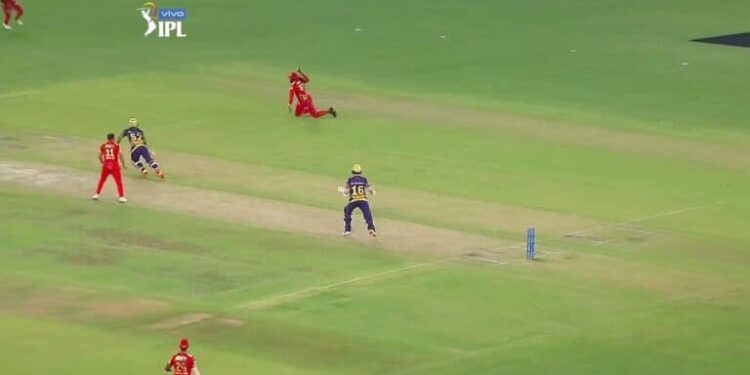 Chris Gayle DIVES and affects DIRECT HIT; Andre Russell can’t stop laughing – VIDEO