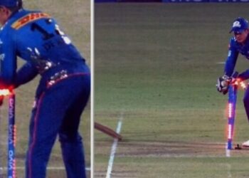 Quinton de Kock MISSED RUN-OUT Chance after Failing to Cleanly Collect the Ball-WATCH