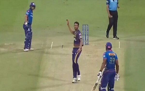 IPL 2021, MI vs KKR: Kieron Pollard, Prasidh Krishna VERBAL SPAT during the match – WATCH