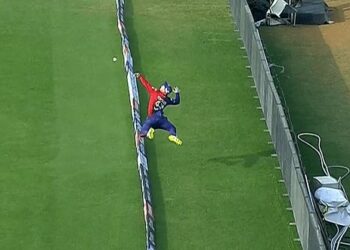 IPL 2022, DC vs MI: Tim Seifert Extraordinary Fielding on Boundary as he saves 4 runs