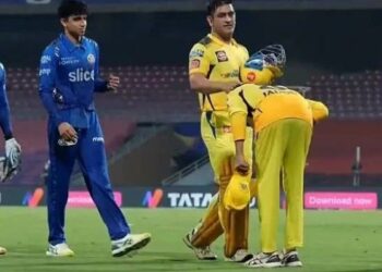 MI vs CSK, watch Video: Ravindra Jadeja bows down to MS Dhoni after the latter finishes off in style