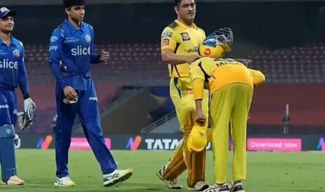 MI vs CSK, watch Video: Ravindra Jadeja bows down to MS Dhoni after the latter finishes off in style