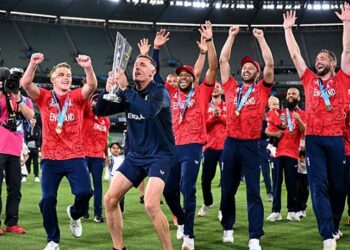 I am hoping the Australians sneak over the line and win the Ashes: Mike Hussey